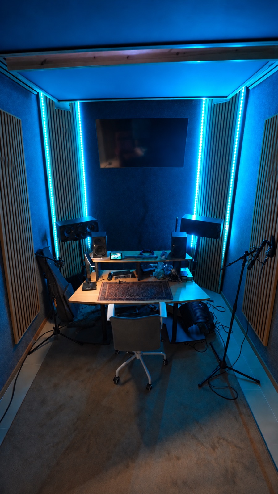 Regieplatz im Musikstudio von Catacomb Studio, bereit für einen Aufnahmetag
