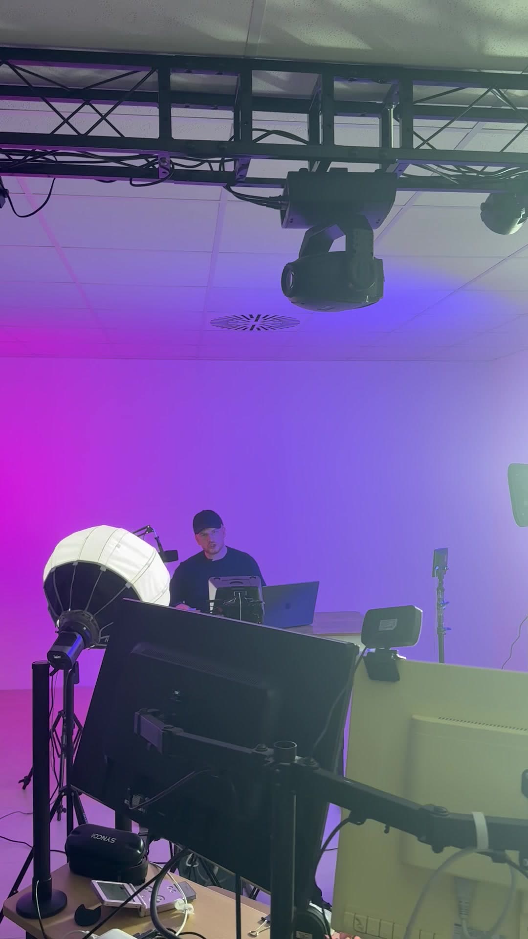 Produktion im Videostudio mit Traverse, Moving Heads, Softbox und Arbeitsplatz