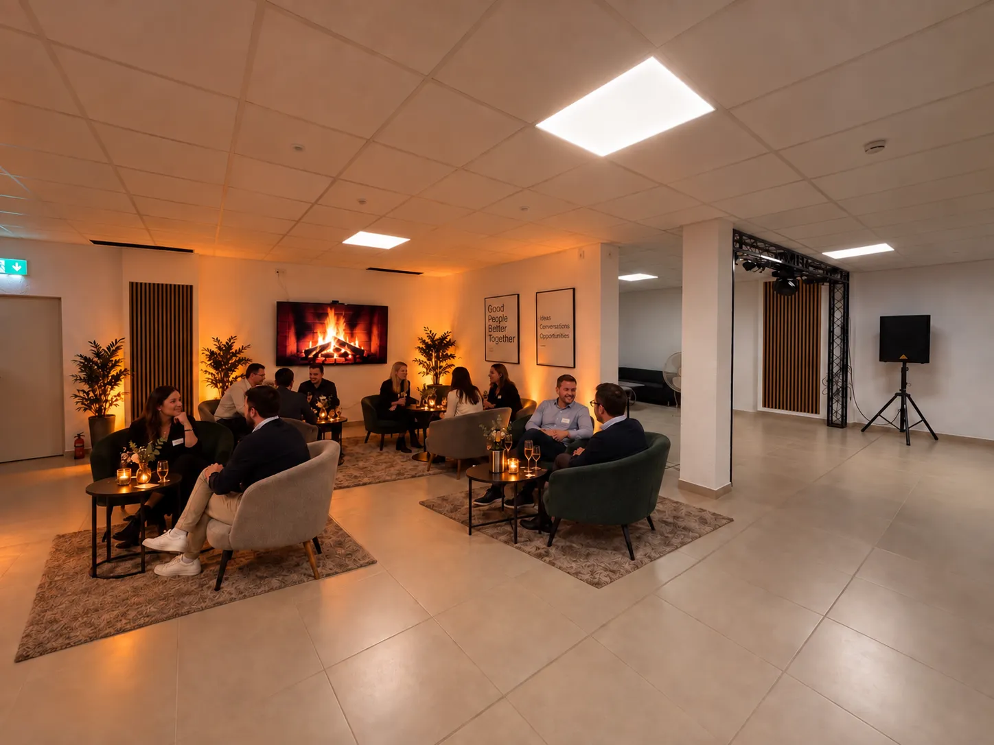 Abendevent in der Halle mit Loungeinseln, Teppichen und Bühnentraverse im Hintergrund