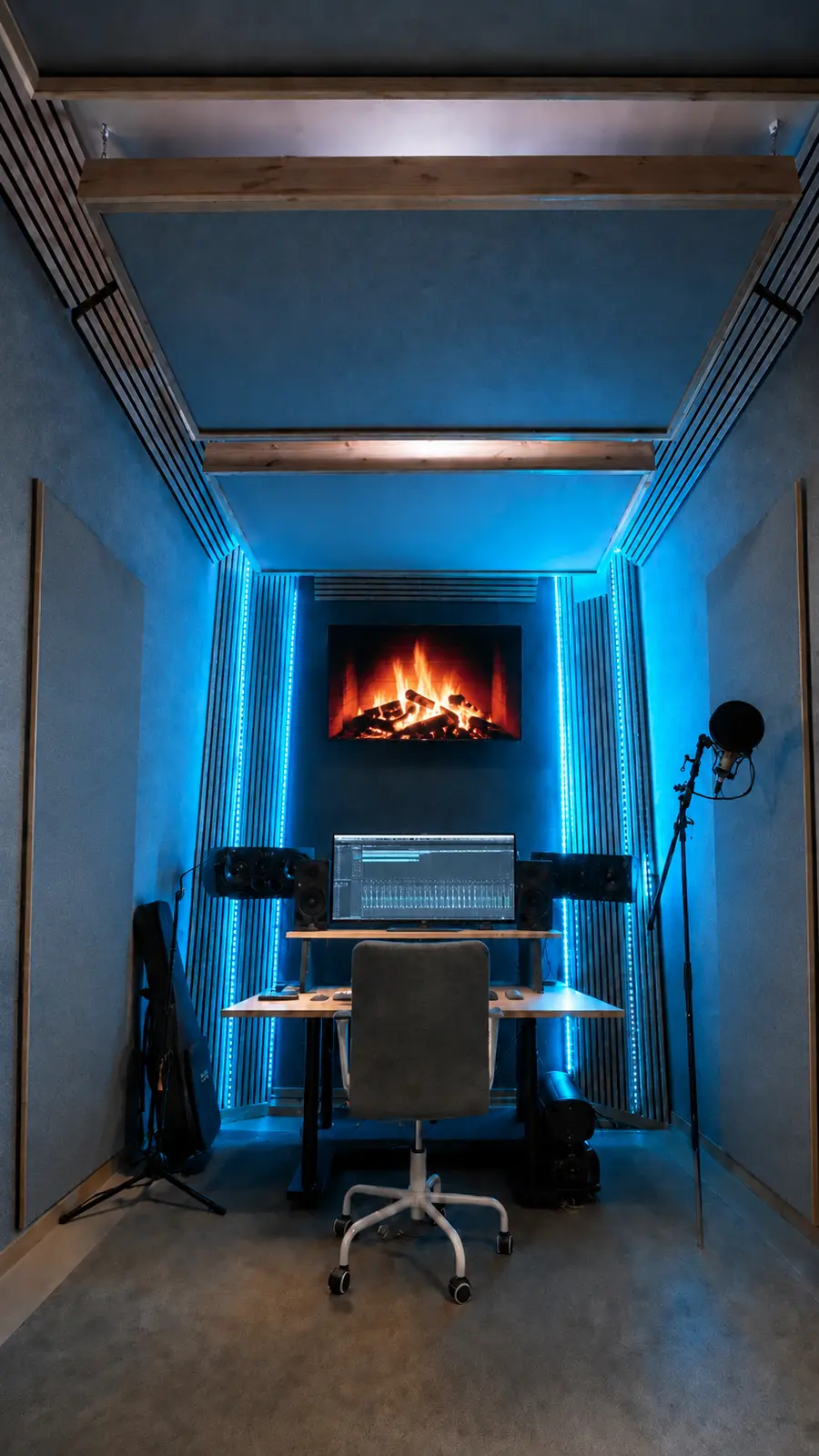 Musikstudio mit Akustikpanelen, Studiomonitoren und blauem Licht