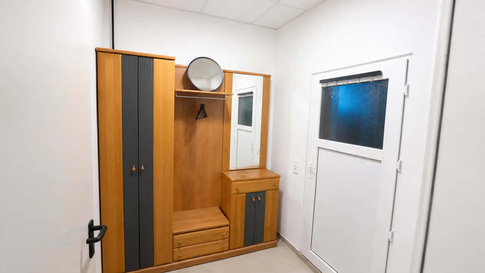 Garderobe und Eingangsbereich vor dem Musikstudio